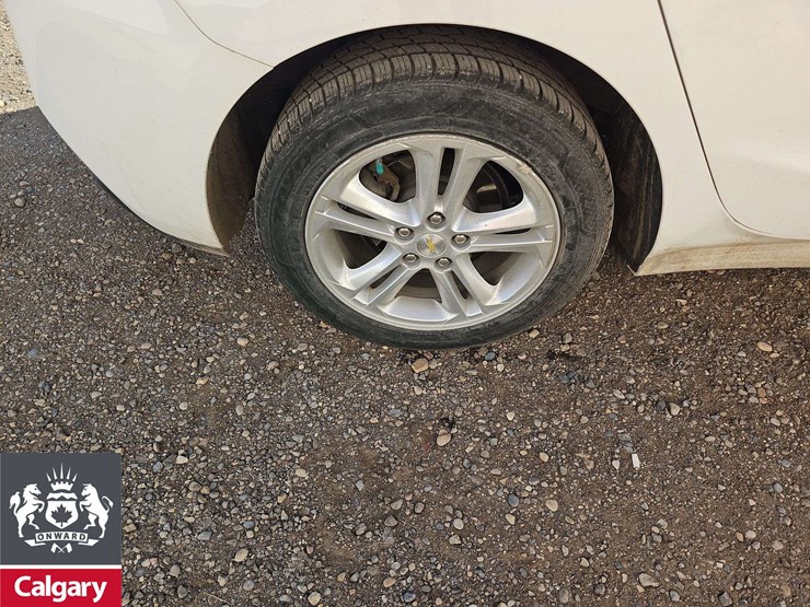 2017-chevrolet-cruze-lt-4dr-hatchback-image-10