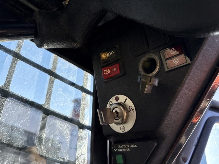 2015-bobcat-s70-image-34