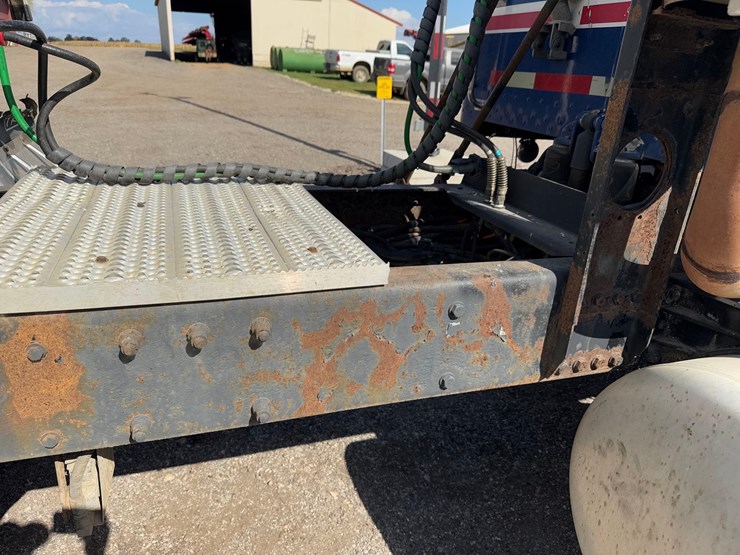 peterbilt-semi-tractor-image-14