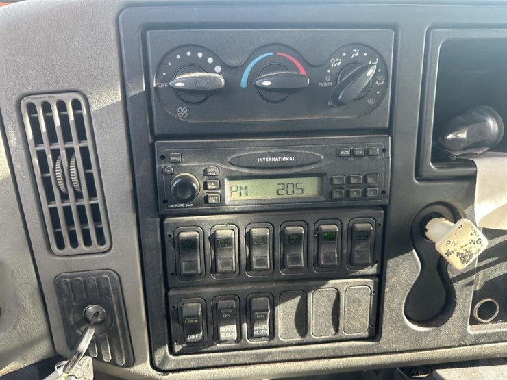 2009-international-7400-image-37