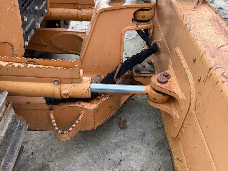 2016-case-650l-image-4