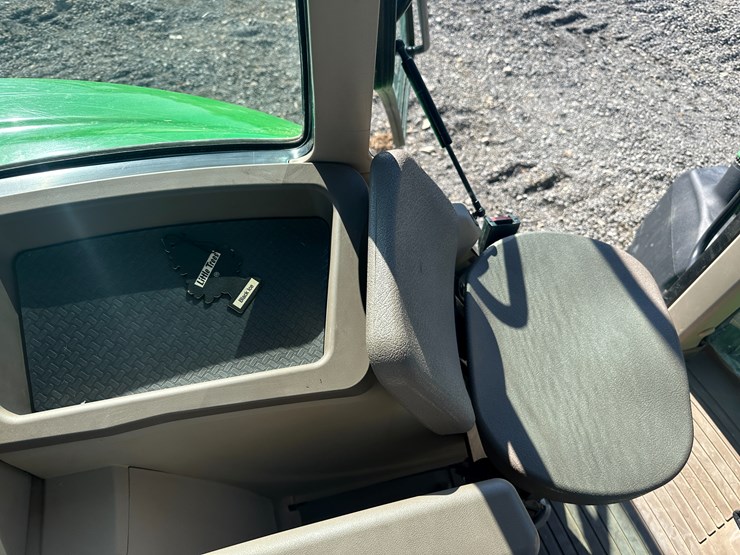 2013-john-deere-6140m-image-60