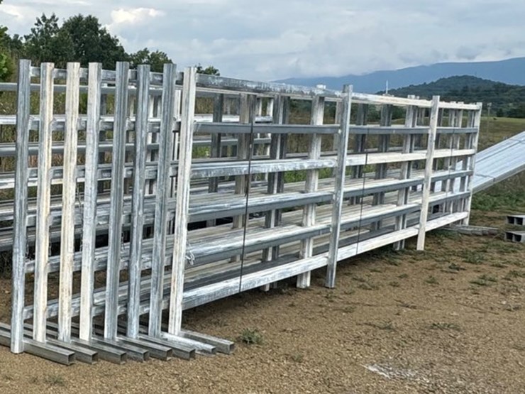 #1400-•-24’--2-1/4”-6-bar,-free-standing-gate-panels.-(1)-image-1