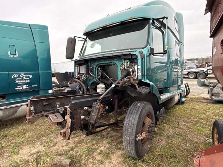 #3153-•-volvo-sleeper-cab-parts-semi-image-1