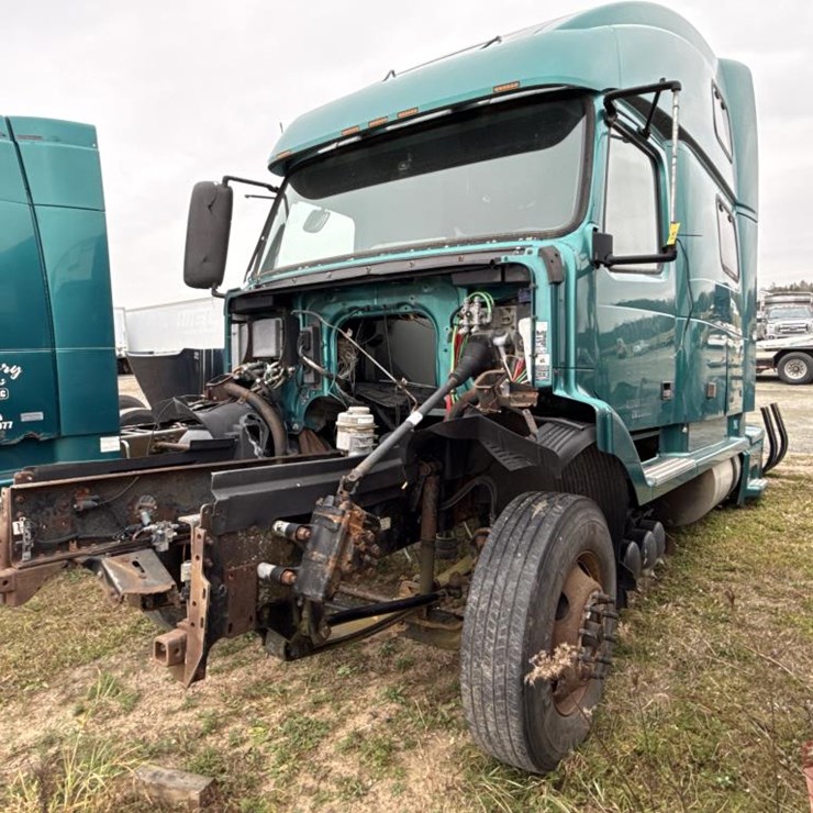 #3153 • Volvo Sleeper Cab Parts Semi
