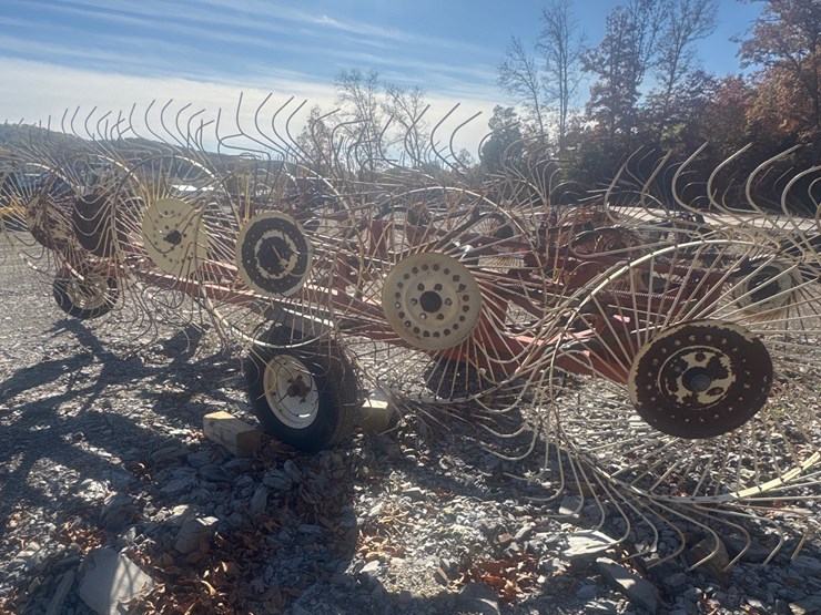 #1109-•-new-holland,-12-wheel-hydraulic-rake-image-4