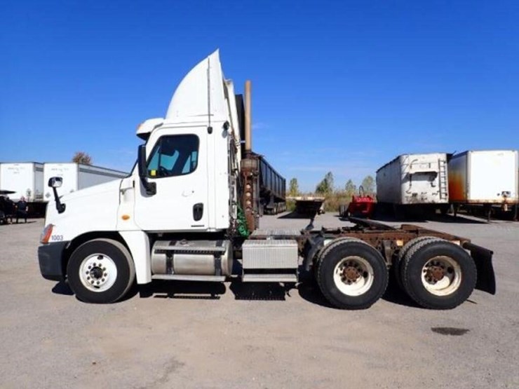 2010-freightliner-cascadia-t/a-hiway-tractor---day-image-8