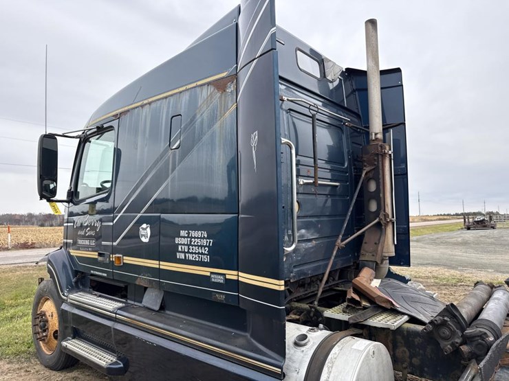 #3155-•-volvo-sleeper-cab-parts-semi-image-14