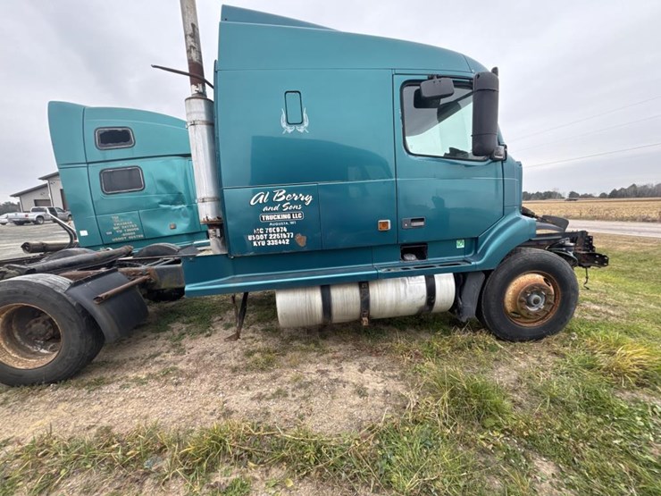 #3154-•-volvo-s60-parts-sleeper-truck-image-4