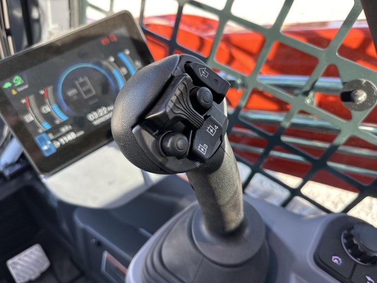 #5120-•-2025-kubota-svl-97-3-tracked-skid-steer-image-33