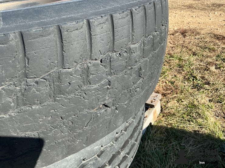 michelin-315/80r22.5-tires-on-8-bolt-rims-image-2