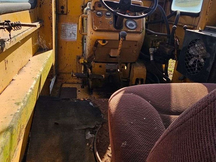 white-2-78-industrial-tractor-image-16