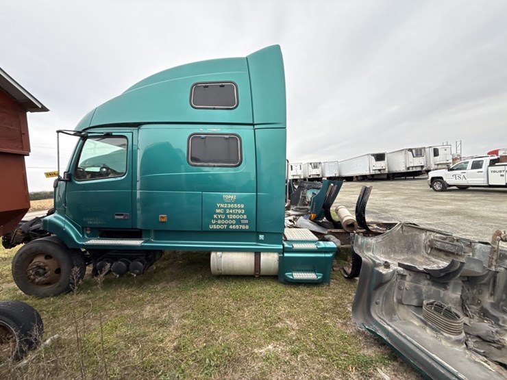 #3153-•-volvo-sleeper-cab-parts-semi-image-2
