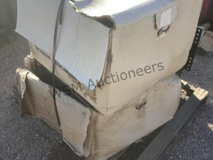 pallet-of-steel-hydraulic-tanks-image-2