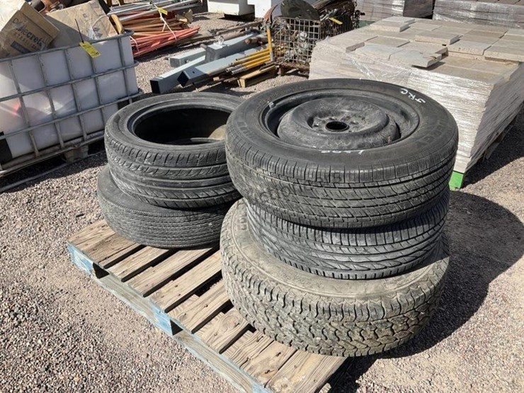 pallet-of-assorted-tires-wheels-image-4
