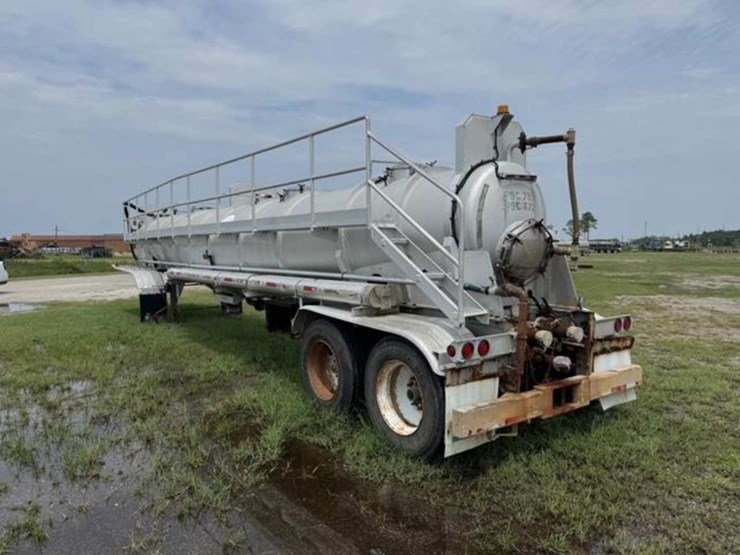 2015-dragon-137bbl-double-conical-vacuum-trailer-image-2