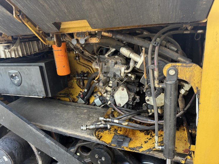 caterpillar-ap-1055f-image-35