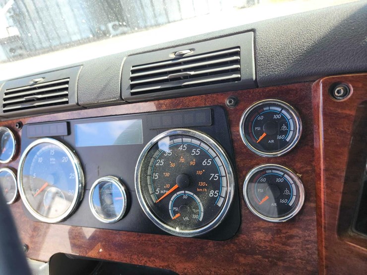 2016-freightliner-semi,-tag-#647-image-22