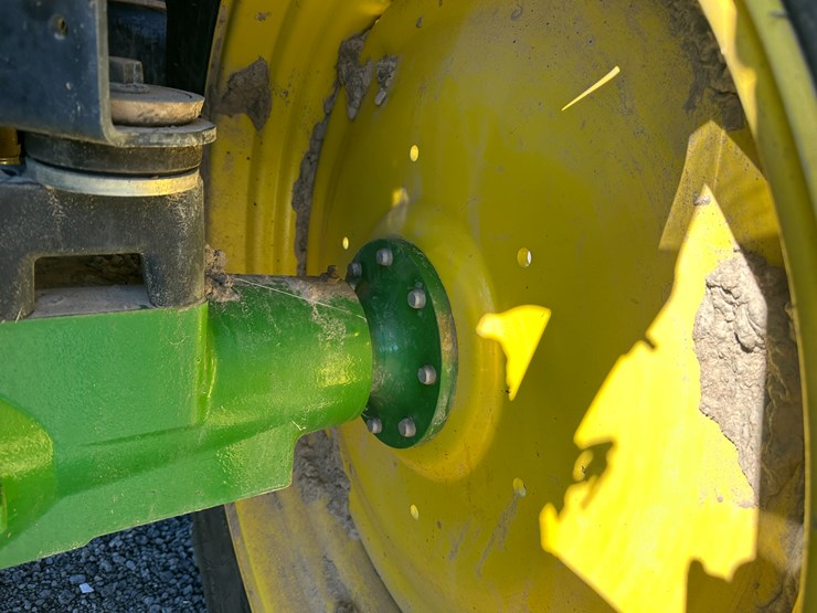 2013-john-deere-6140m-image-11