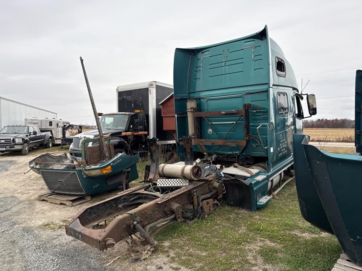 #3153-•-volvo-sleeper-cab-parts-semi-image-5