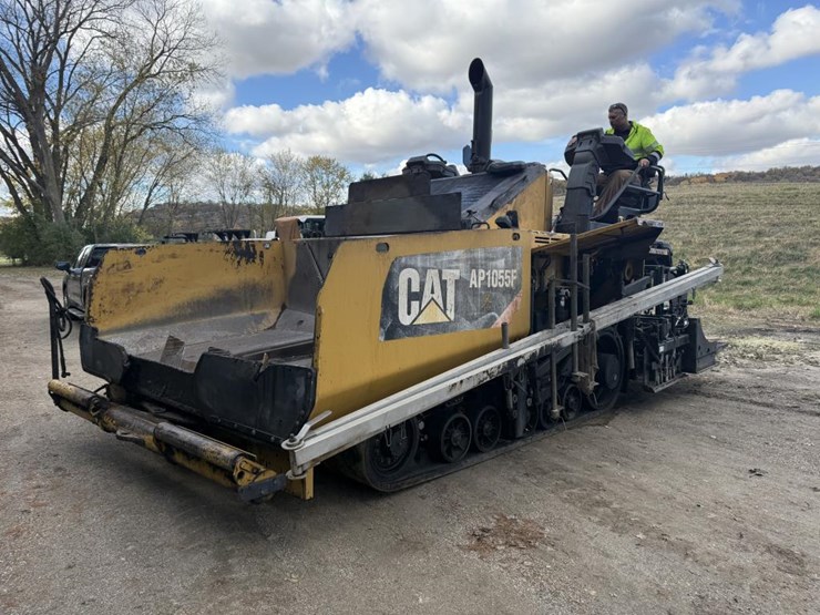 caterpillar-ap-1055f-image-1