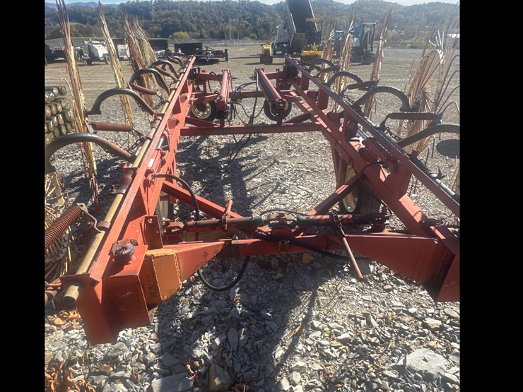 #1109-•-new-holland,-12-wheel-hydraulic-rake-image-3