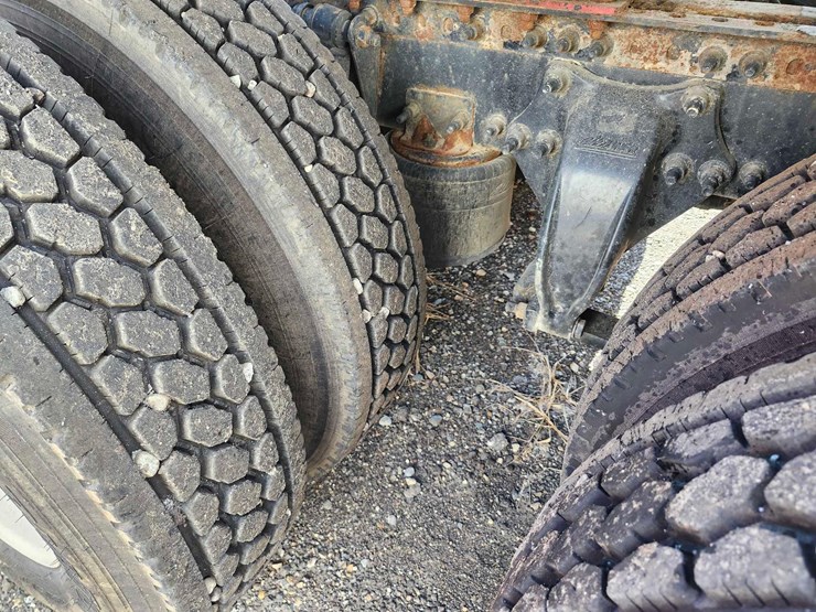 2016-freightliner-semi,-tag-#647-image-9