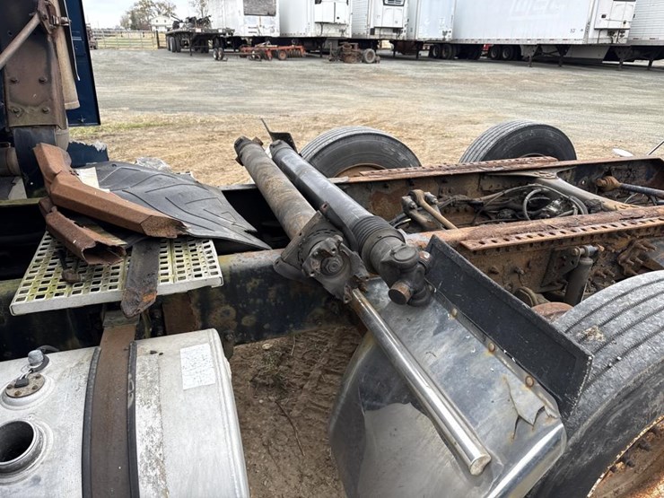 #3155-•-volvo-sleeper-cab-parts-semi-image-29