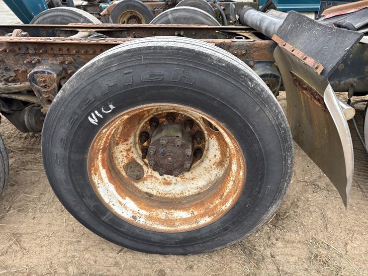 #3155-•-volvo-sleeper-cab-parts-semi-image-47