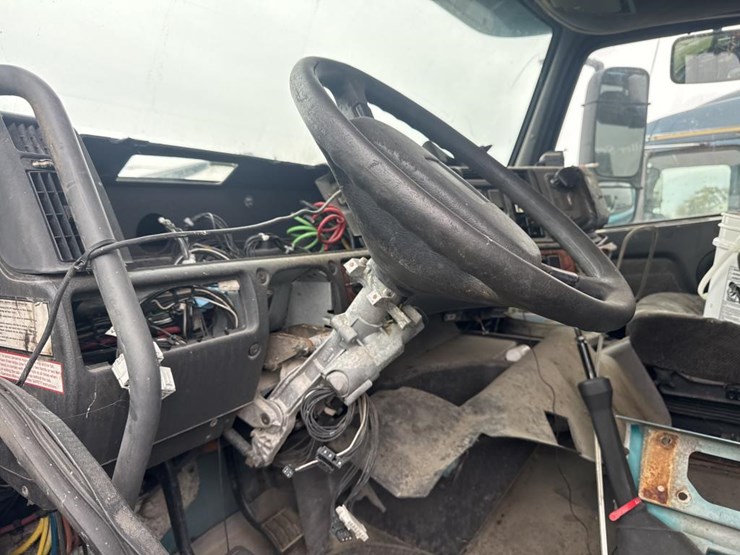 #3154-•-volvo-s60-parts-sleeper-truck-image-8