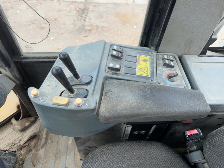 2008-caterpillar-938h-image-22