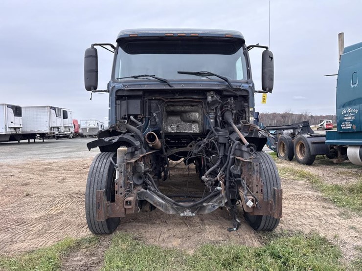 #3155-•-volvo-sleeper-cab-parts-semi-image-8