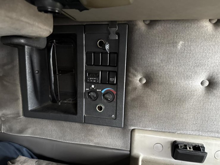 #3155-•-volvo-sleeper-cab-parts-semi-image-25