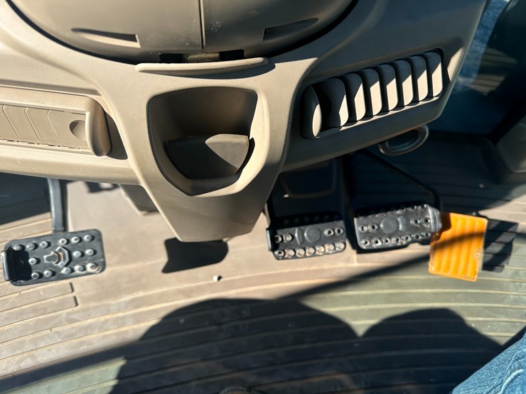 2013-john-deere-6140m-image-61