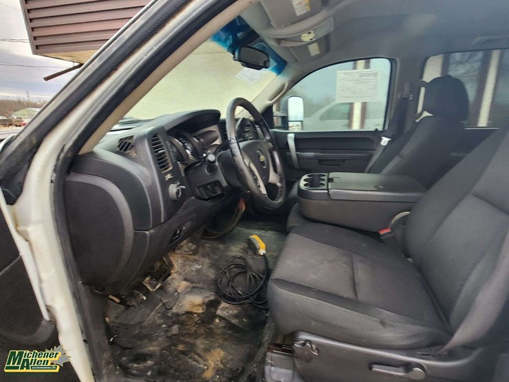 2013-chevrolet-silverado-3500hd-image-25