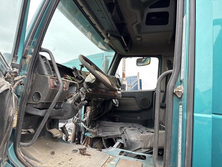 #3153-•-volvo-sleeper-cab-parts-semi-image-16