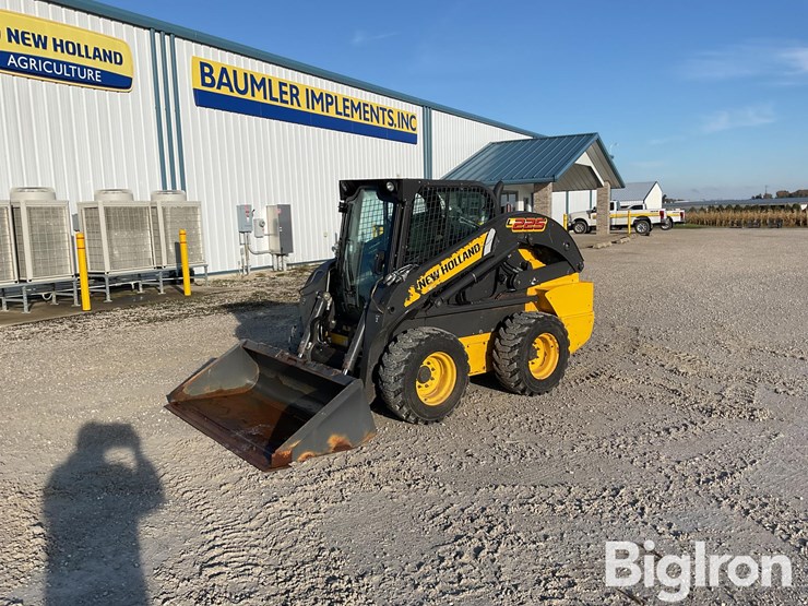 2015-new-holland-l225-image-1