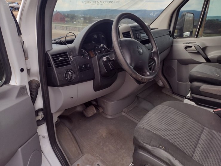 11-freightliner-truck^title^-(qea-4046)-image-10