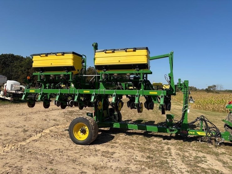 2023-john-deere-1745-image-2