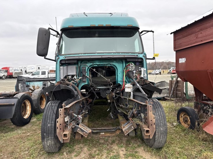 #3153-•-volvo-sleeper-cab-parts-semi-image-8