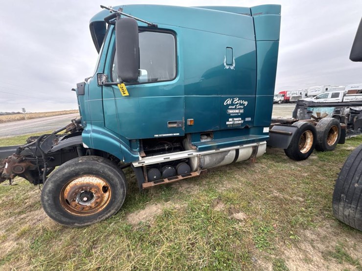 #3154-•-volvo-s60-parts-sleeper-truck-image-7