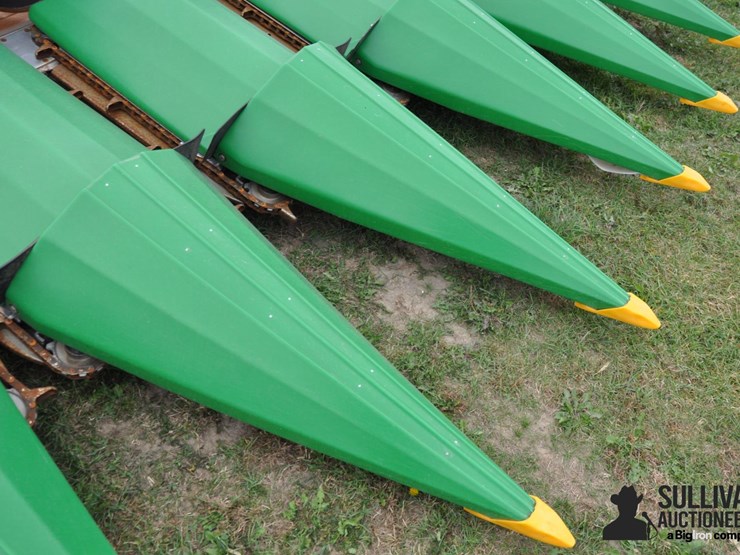 2017-drago-gt-8-30-8r30-corn-head-image-15