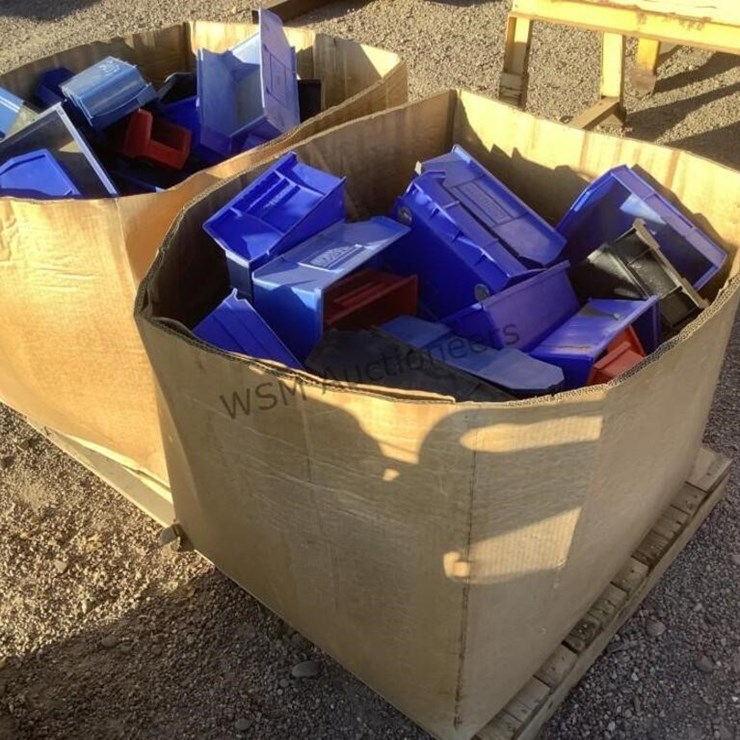 PALLET OF PLASTIC ORGANIZER BINS
