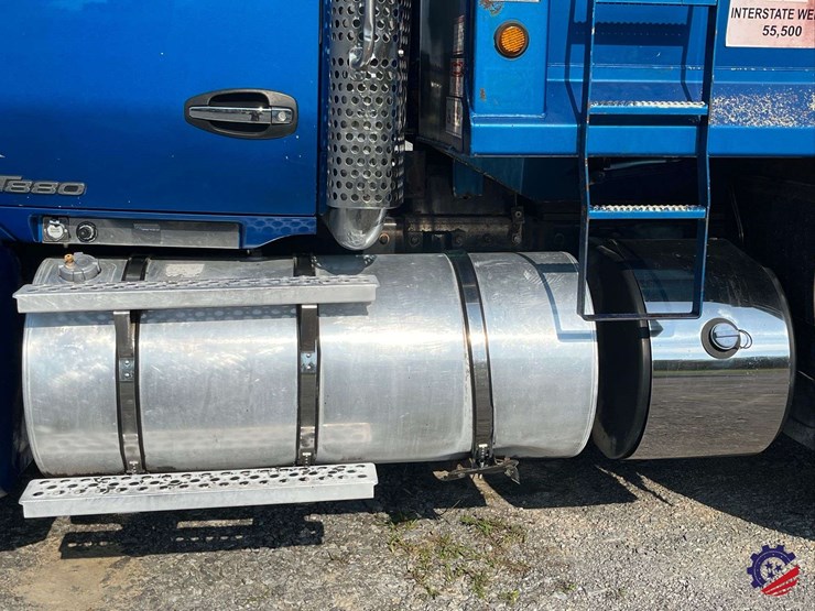 2016-kenworth-t880-image-30