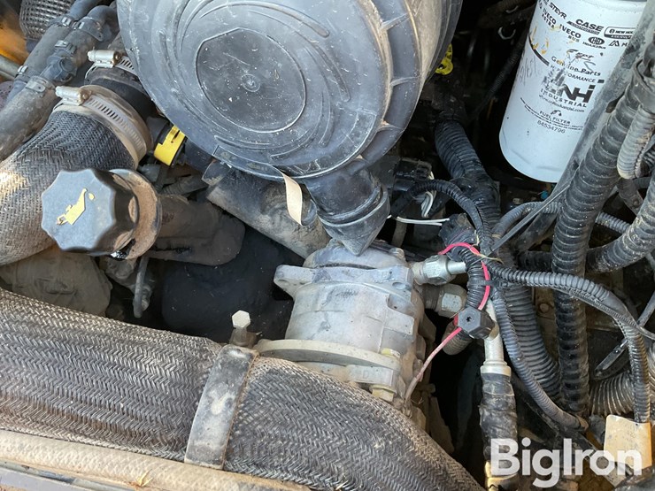 2015-new-holland-l225-image-16