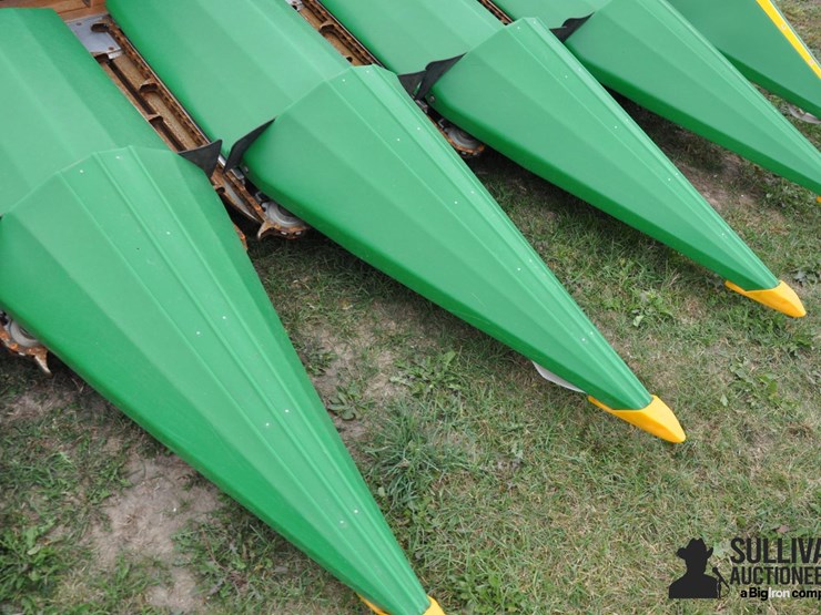 2017-drago-gt-8-30-8r30-corn-head-image-17