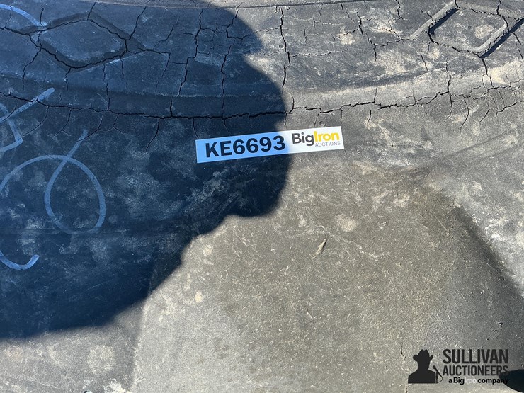 goodyear-24.5-32-tire-on-10-bolt-rim-image-10