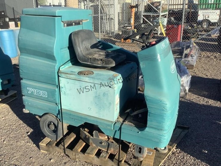 tennant-ride-on-floor-scrubber-image-4