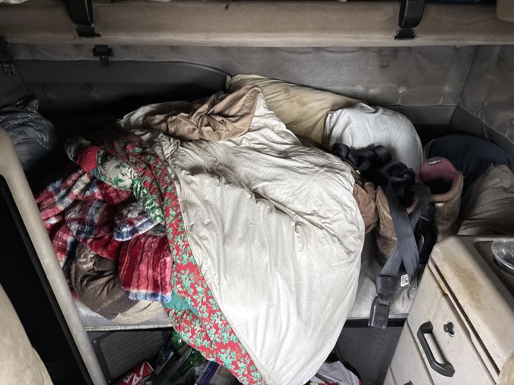 #3155-•-volvo-sleeper-cab-parts-semi-image-23