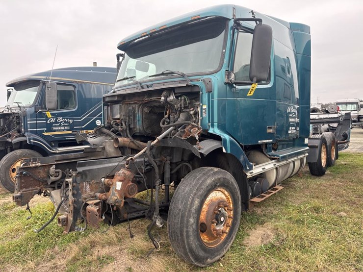 #3154-•-volvo-s60-parts-sleeper-truck-image-1